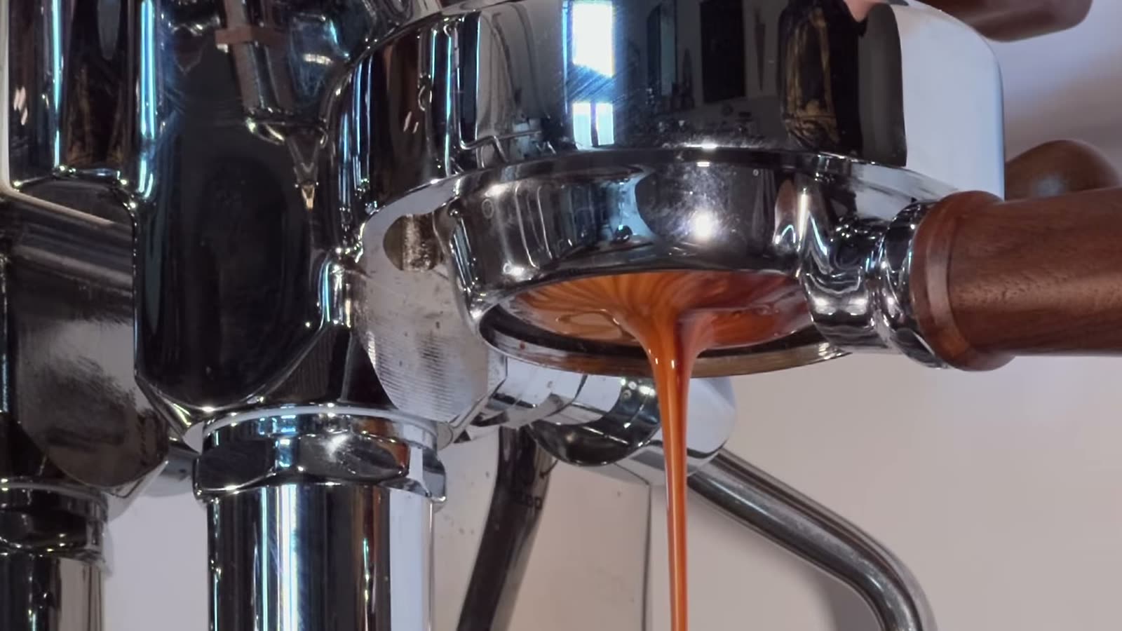 Clean espresso stream from a bottomless portafilter on an E61 group